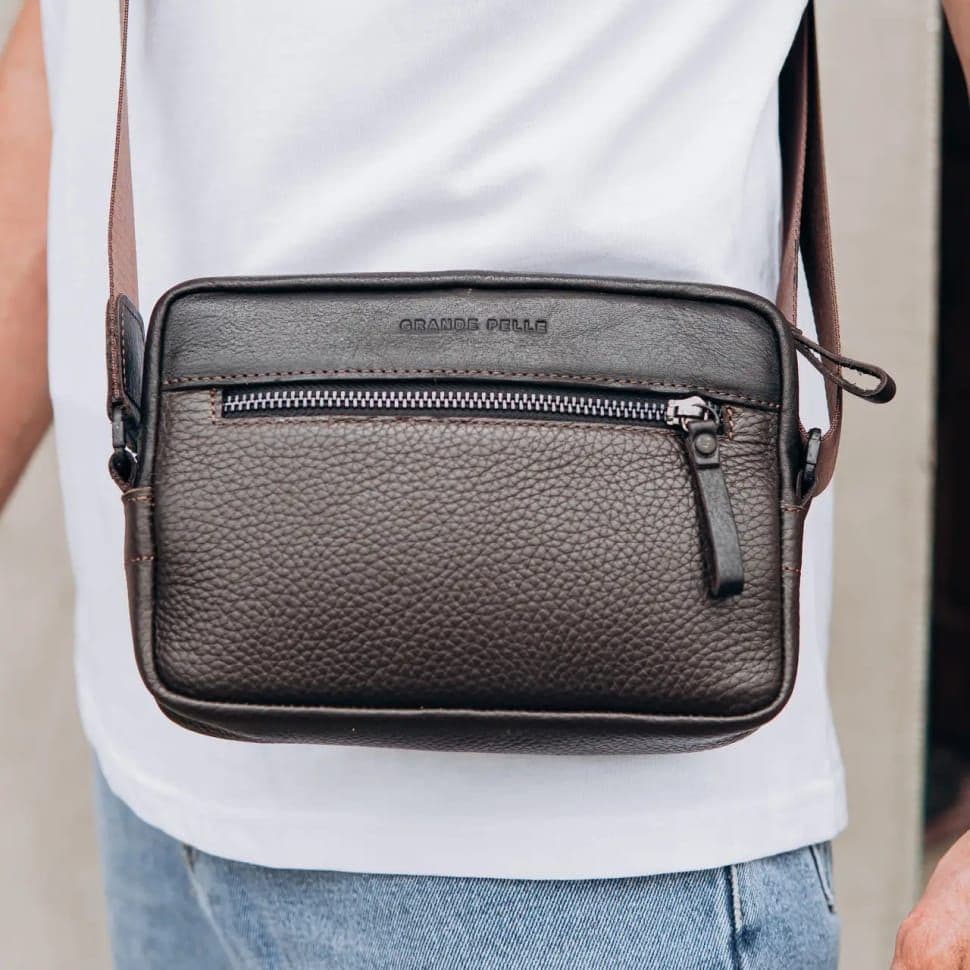Сумка через плече компактна вертикальна Grande Pelle 736720 Urban Classic — 2
