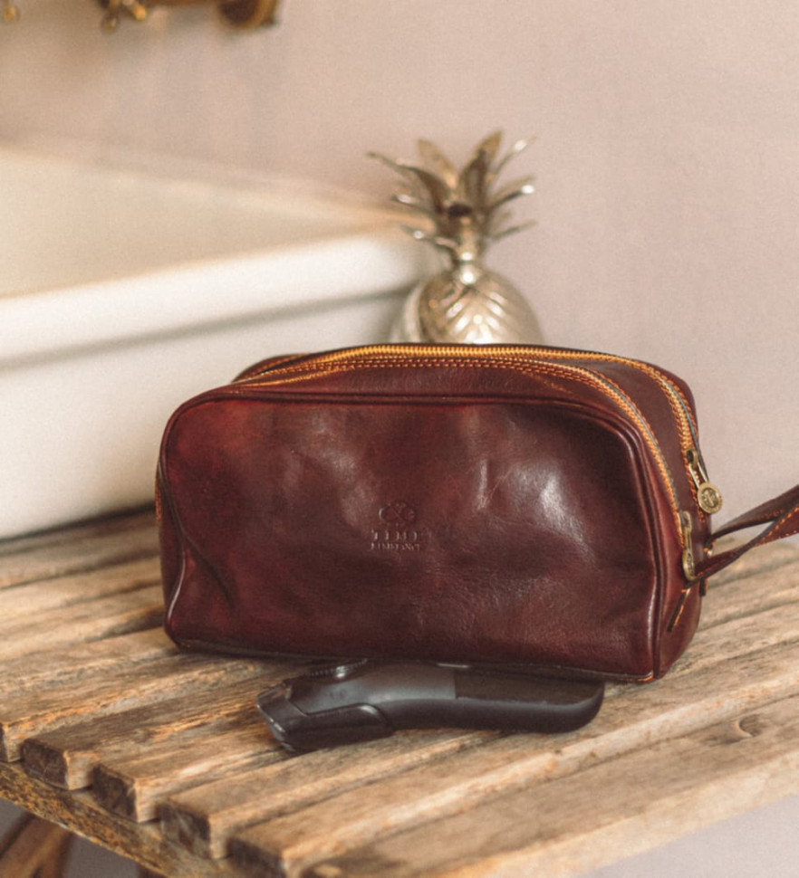 Шкіряна косметичка Dopp Kit - All the Kings Men - коричневий колір - Time Resistance 5196901 — 4