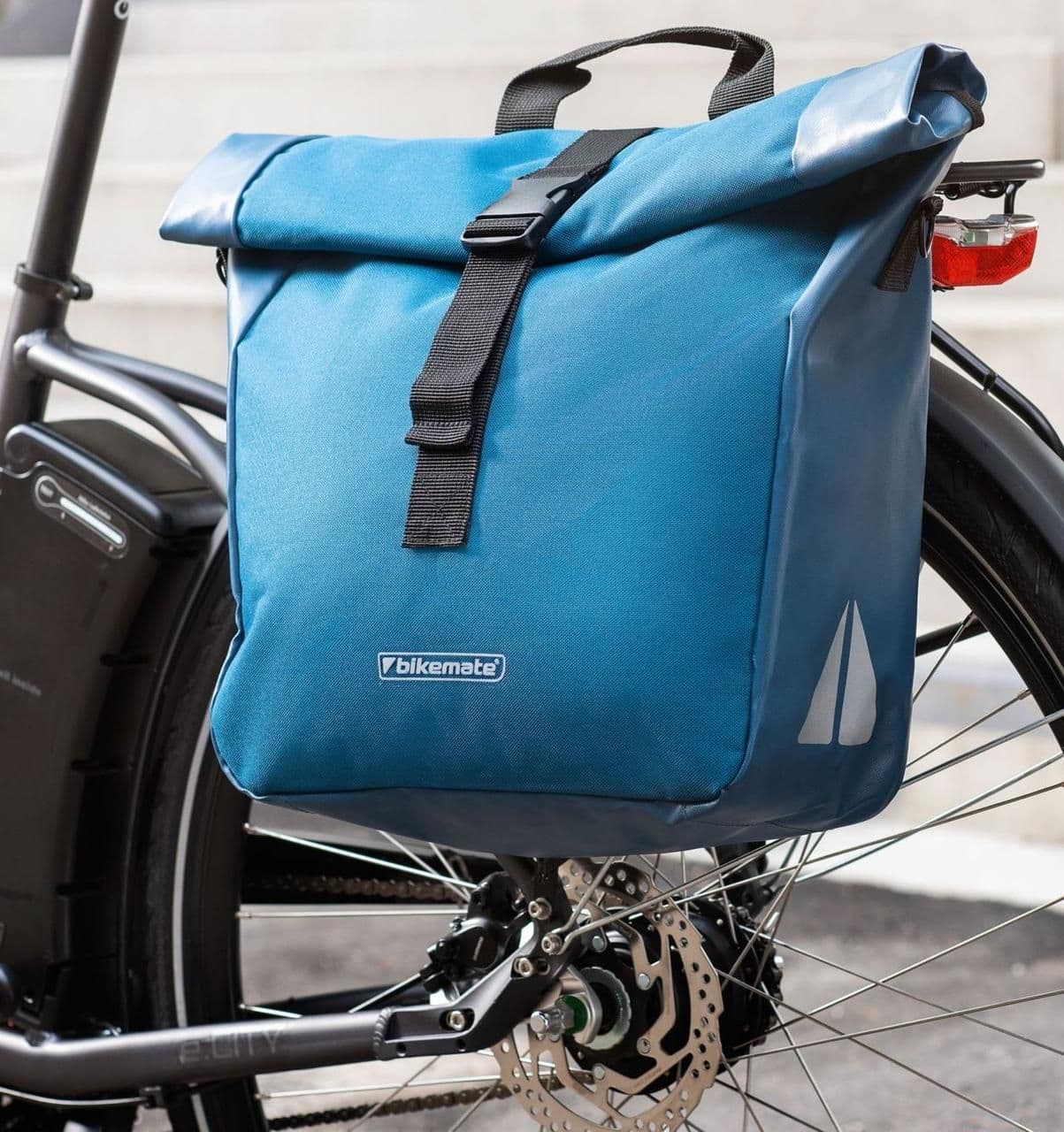 Велосипедна сумка на багажник з дощовиком 25L Bikemate 804019-1 синя — фото 1