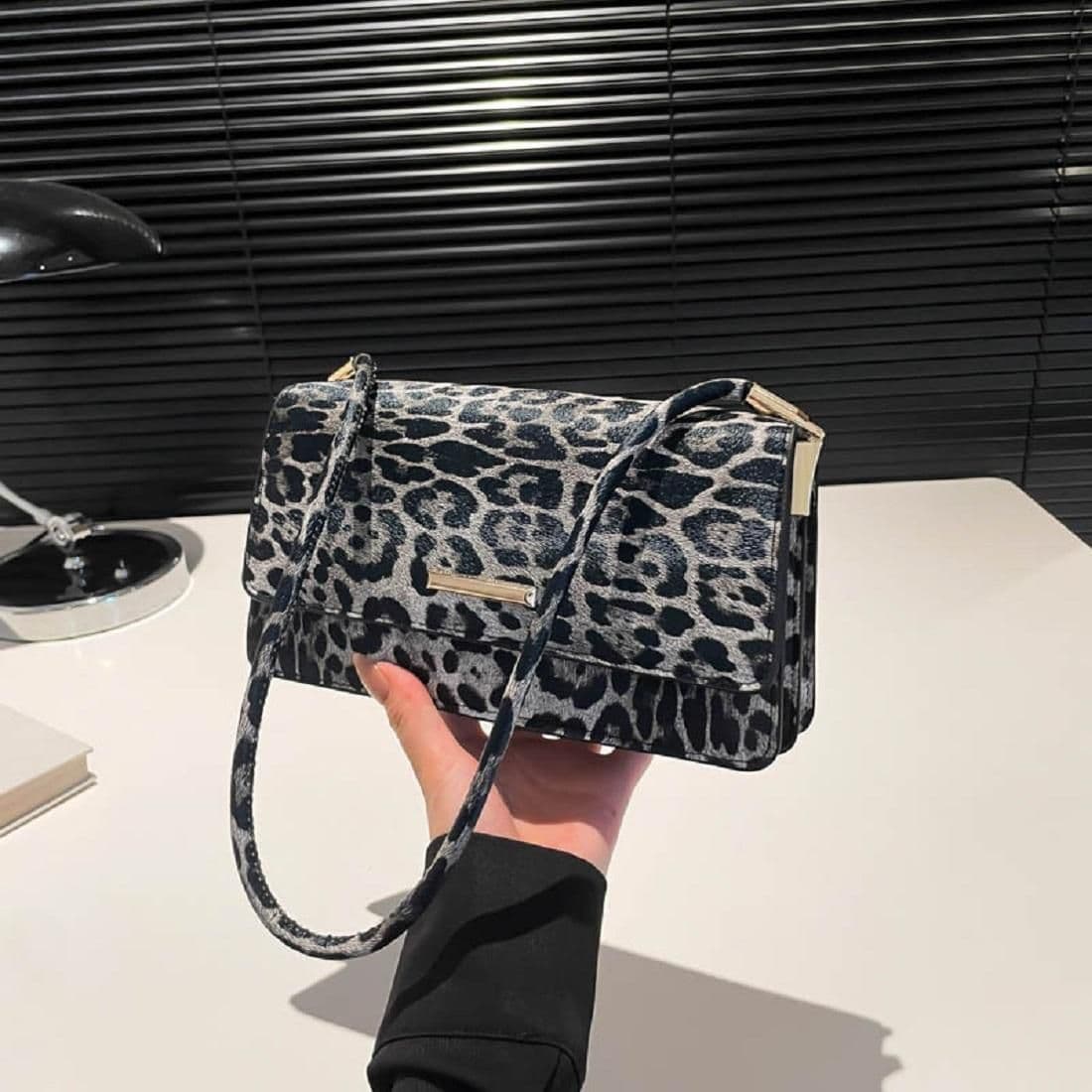 Кросбоді з клапаном з еко-шкіри Lilly P2-8208LG