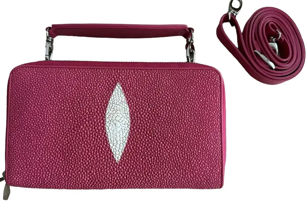Жіноча сумочка клатч зі шкіри ската рожева фуксія 2 блискавки Exotic Leather sb01